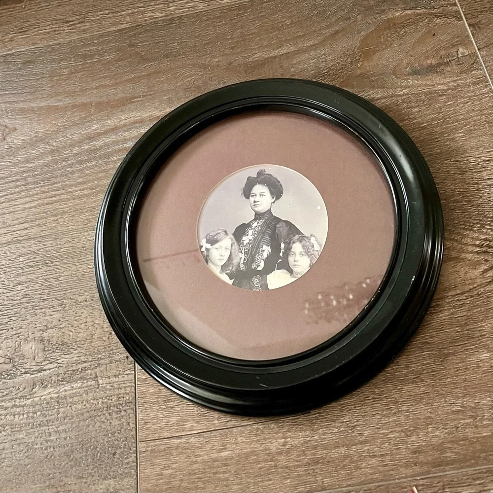 Vintage Wooden Elegant Black Round Photo Frame